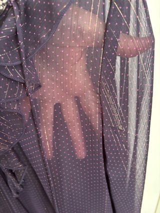 Top Stradivarius tipo body morado con brillos