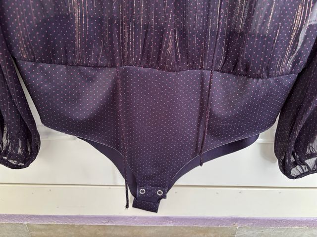 Top Stradivarius tipo body morado con brillos