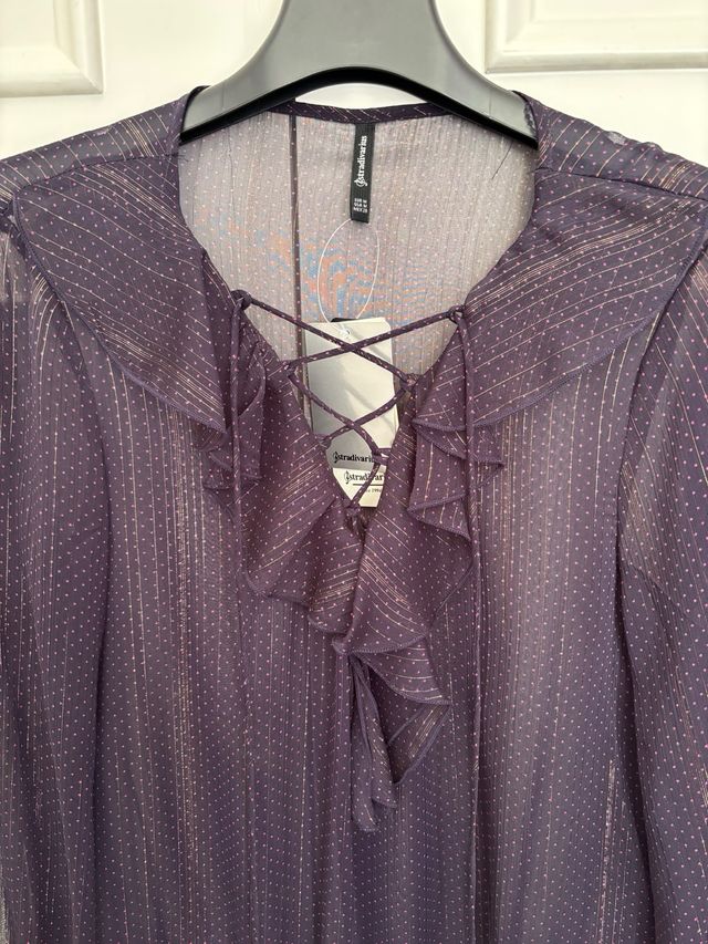 Top Stradivarius tipo body morado con brillos