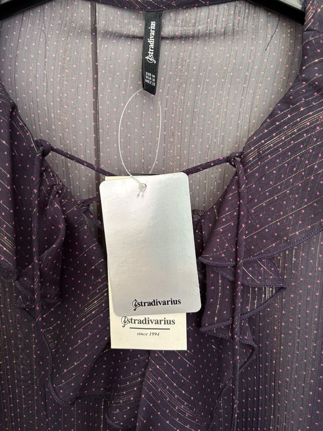 Top Stradivarius tipo body morado con brillos