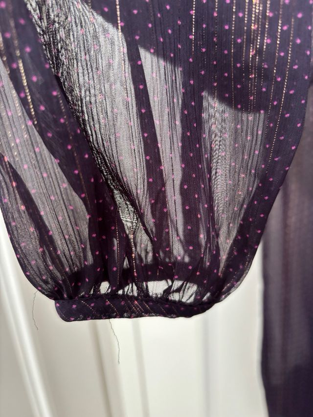 Top Stradivarius tipo body morado con brillos