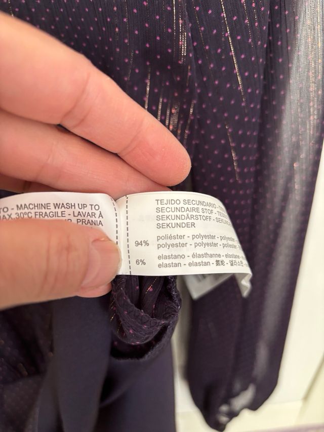 Top Stradivarius tipo body morado con brillos