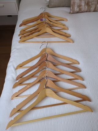Lote de  10 perchas de madera
