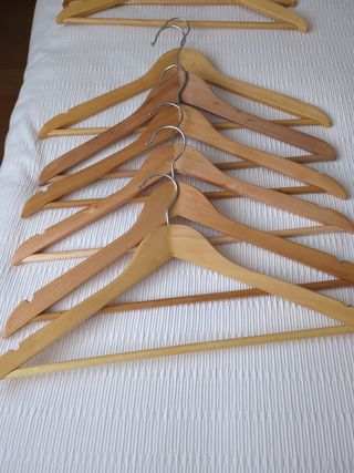 Lote de  10 perchas de madera