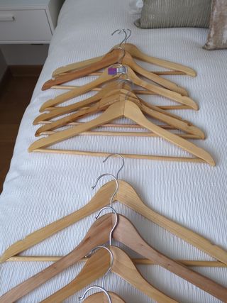 Lote de  10 perchas de madera