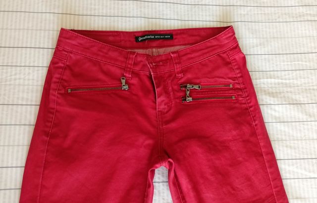 Pantalón rojo Stradivarius
