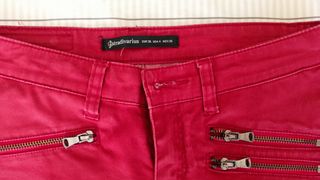 Pantalón rojo Stradivarius