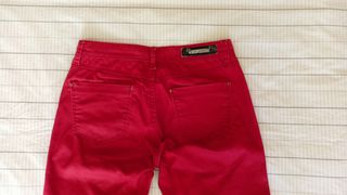 Pantalón rojo Stradivarius