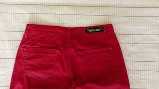 Pantalón rojo Stradivarius