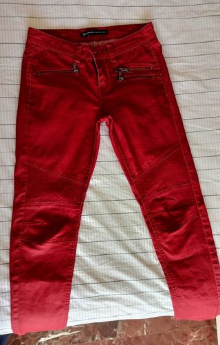 Pantalón rojo Stradivarius