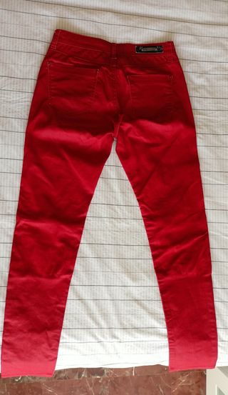 Pantalón rojo Stradivarius