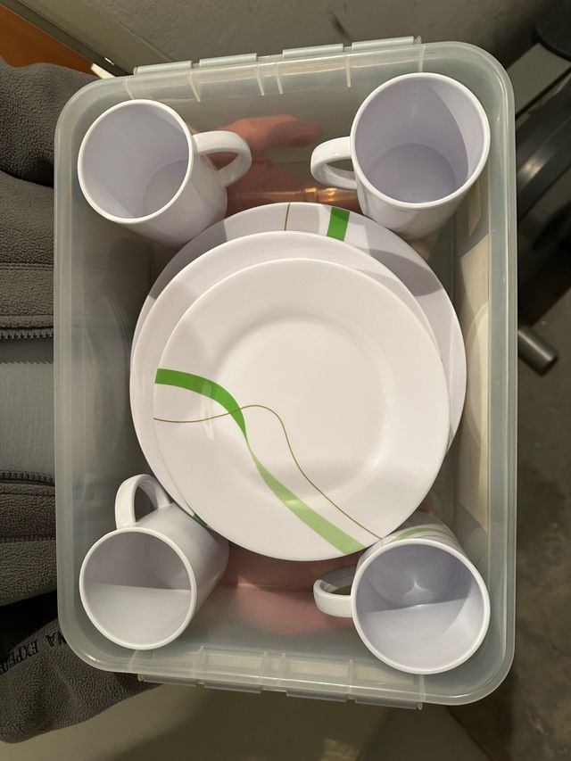 Juego de 4 tazas y platos camping