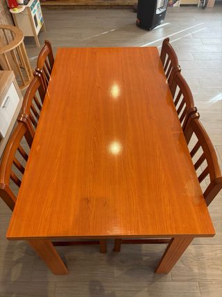Mesa de comedor extensible y sillas