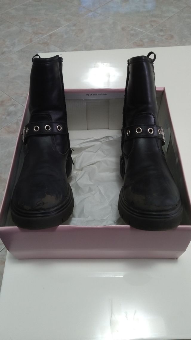 Stivaletti da bimba size 32.