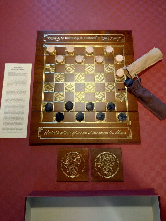 Damiera su legno incisa in oro