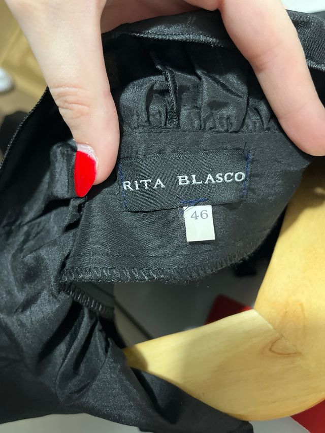 Blusa negra de Rita Blasco
