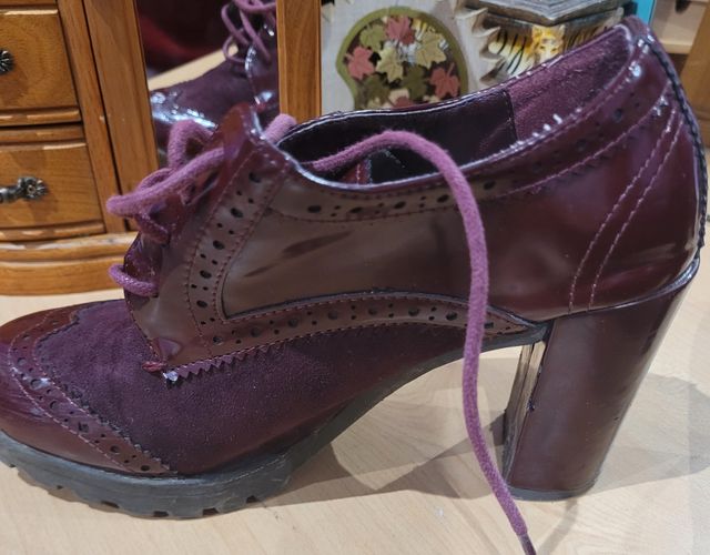 zapatos color granate