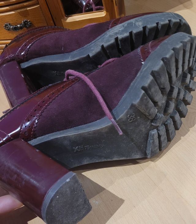 zapatos color granate