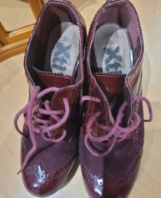 zapatos color granate