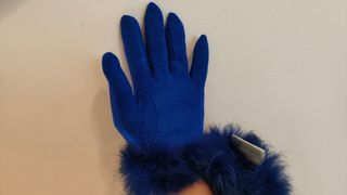 Guantes azul Klein pelo T. S