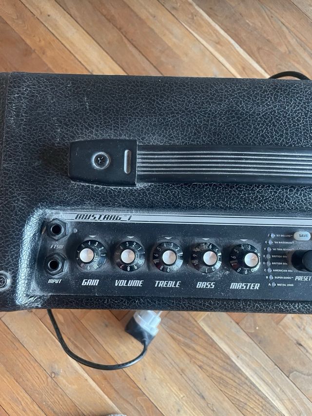 Amplificador Fender Mustang