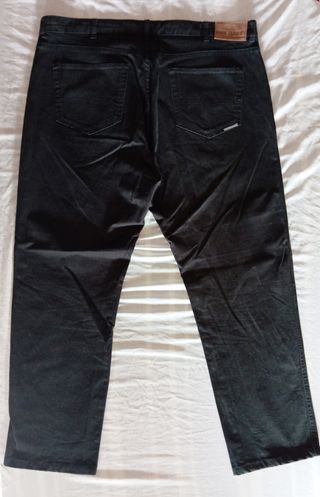 PANTALÓN VAQUERO NEGRO DE HOMBRE.