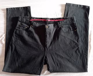 PANTALÓN VAQUERO NEGRO DE HOMBRE.