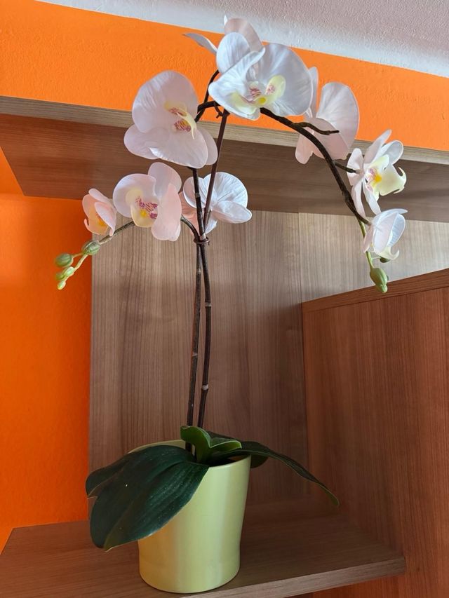 Flor artificial con maceta de ceramica