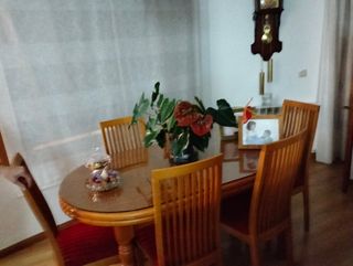 Mesa salón de pino macizo.