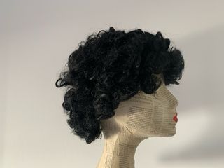 3 pelucas. 2 morenas y 1 rubia