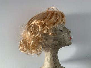 3 pelucas. 2 morenas y 1 rubia