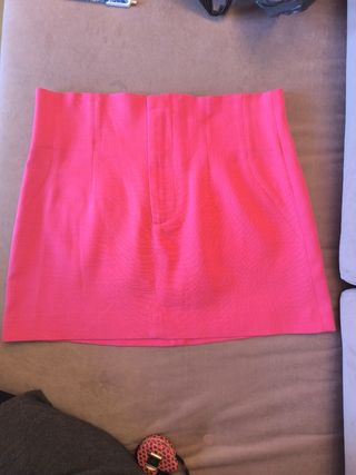 Falda corta rosa fucsia.