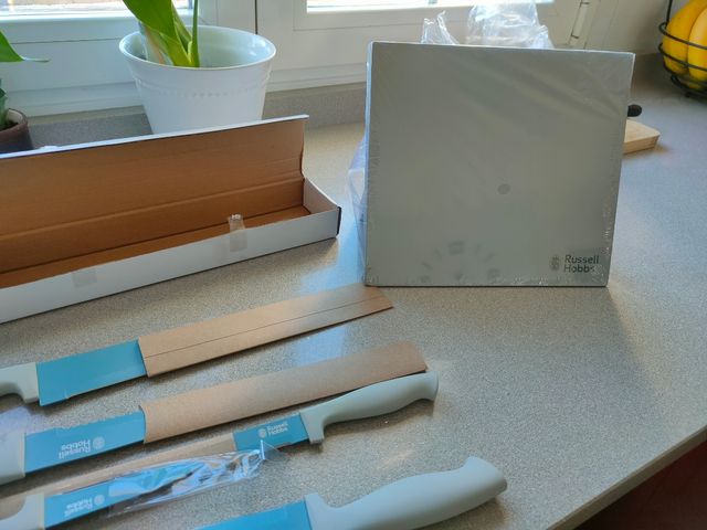 5 cuchillos con plataforma magnética.