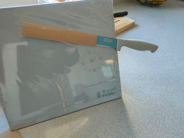 5 cuchillos con plataforma magnética.