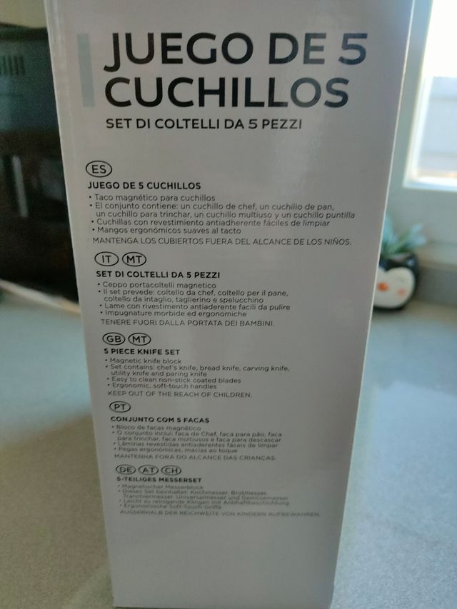 5 cuchillos con plataforma magnética.