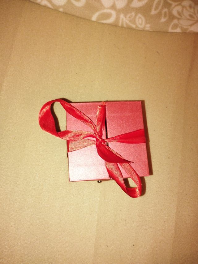 Joyero caja con lazo rojo