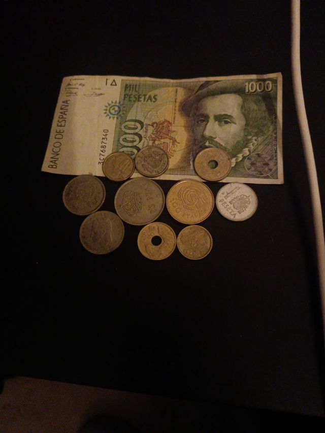 Monedas y billetes de 1000