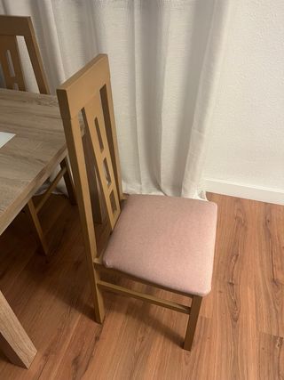 Mesa extensible y cuatro sillas