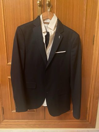 Traje chaqueta de chico y camisa blanca