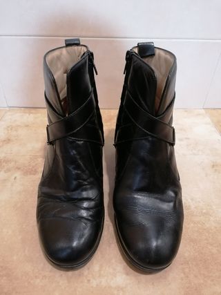 Botines de piel negros