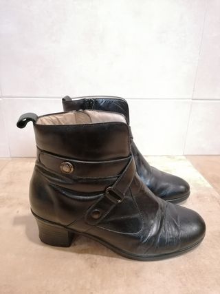 Botines de piel negros