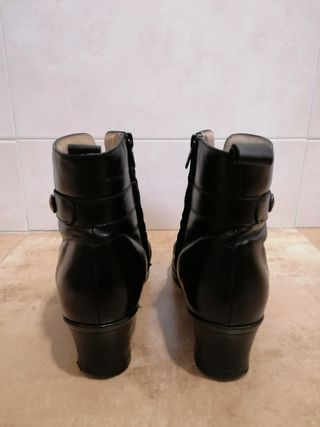 Botines de piel negros