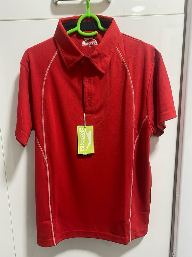 Polo rojo deportivo