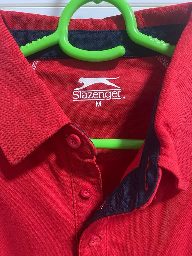Polo rojo deportivo