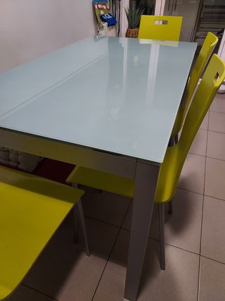 Mesa de cocina extensible con 4 sillas