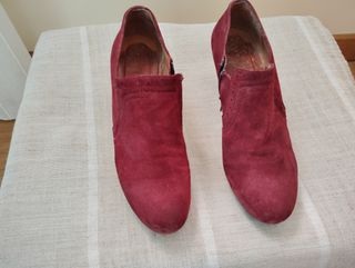 Zapato de tacón burdeos
