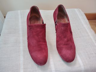 Zapato de tacón burdeos