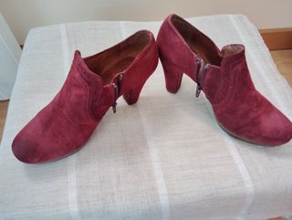 Zapato de tacón burdeos