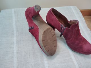 Zapato de tacón burdeos