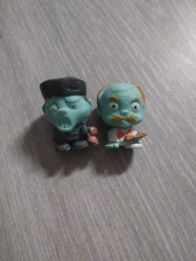 Muñecos zombies